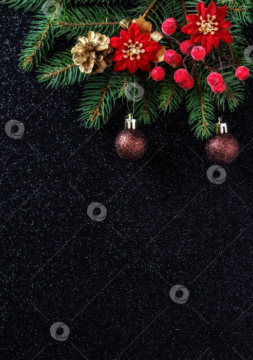 Скачать Рождественский или  новогодний черный фон с новогодними украшениями и ветками ели.. фотосток Ozero
