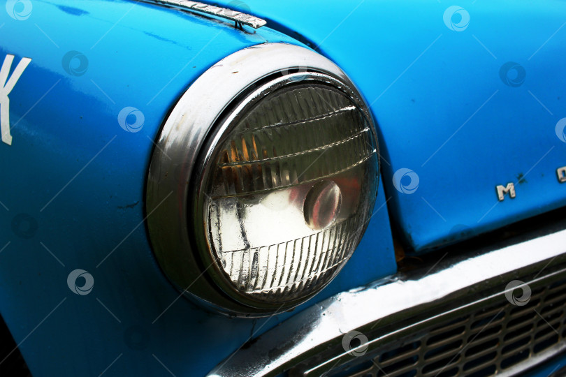 Скачать передняя фара старой синей машины. фотосток Ozero