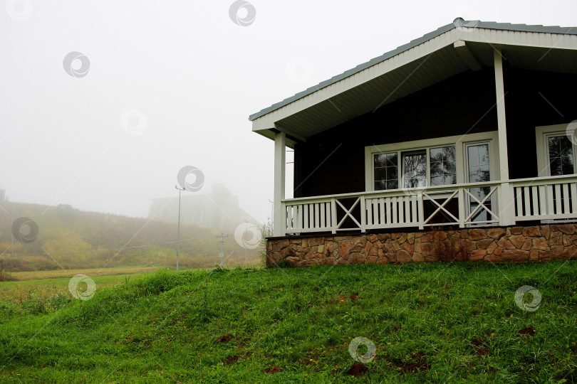 Скачать Фотография пейзажного дома в тумане. Спокойствие. фотосток Ozero