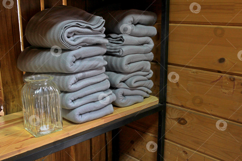 Скачать Фотография сложенного серого одеяла и стеклянной банки. фотосток Ozero