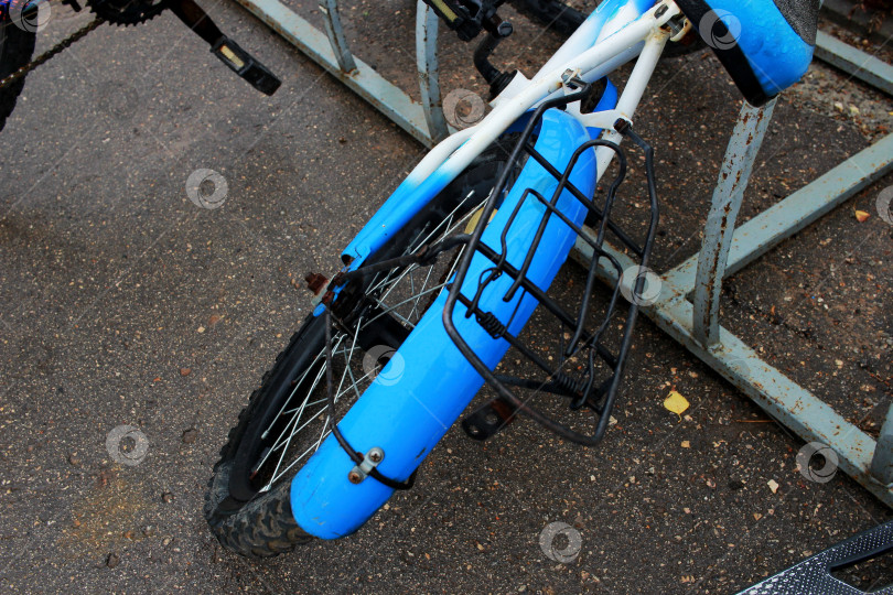 Скачать Сфотографируйте припаркованный синий детский велосипед. Развлечение фотосток Ozero