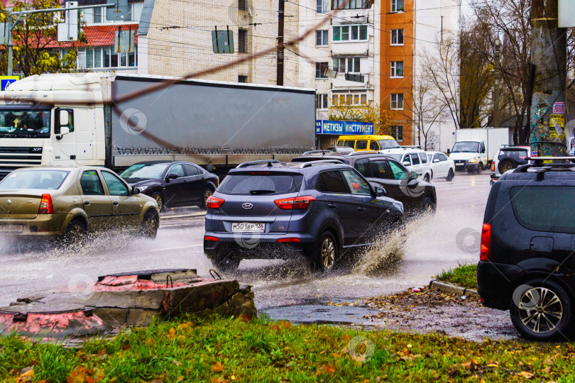 Скачать Дорожное движение во время дождя по лужам фотосток Ozero