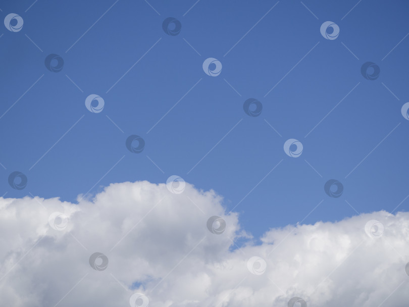 Скачать Голубое чистое небо и белые облака -естественный фон фотосток Ozero