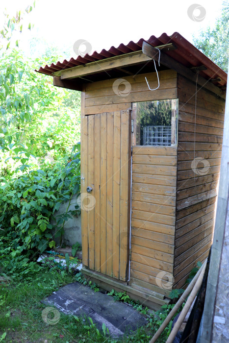 Скачать Сельский самодельный деревянный туалет в саду фотосток Ozero