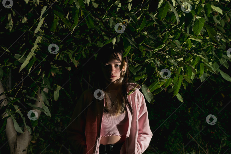 Скачать Портретное изображение молодой девушки с пирсингом в ночном саду фотосток Ozero