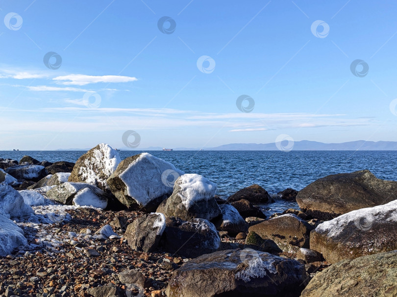 Скачать Скалистый берег моря фотосток Ozero