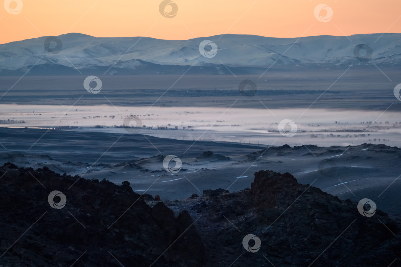 Скачать Высокогорная речная долина с утренним туманом на фоне заснеженных гор и ледников с прекрасным восходом солнца. в степи близ гор осенью. Алтайский край. фотосток Ozero