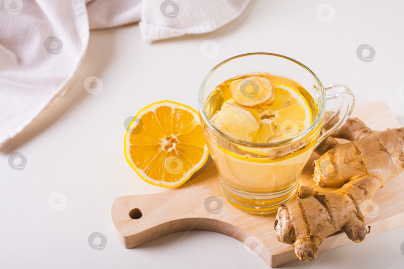 Скачать Органический полезный чай с имбирем и лимоном в чашке на столе фотосток Ozero