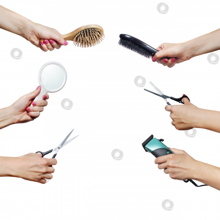 Скачать Инструменты парикмахера в руках, выделенные на белом фоне фотосток Ozero