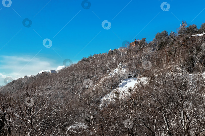 Скачать Заснеженный горный пейзаж под голубым небом зимой. фотосток Ozero