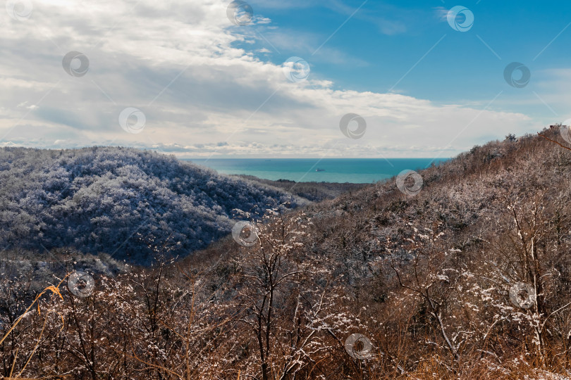 Скачать Заснеженный горный пейзаж под голубым небом зимой. фотосток Ozero