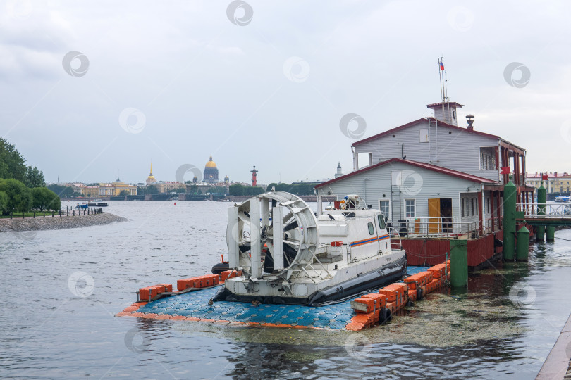 Скачать спасательное судно на воздушной подушке пришвартовано к понтону недалеко от набережной в центре Санкт-Петербурга фотосток Ozero