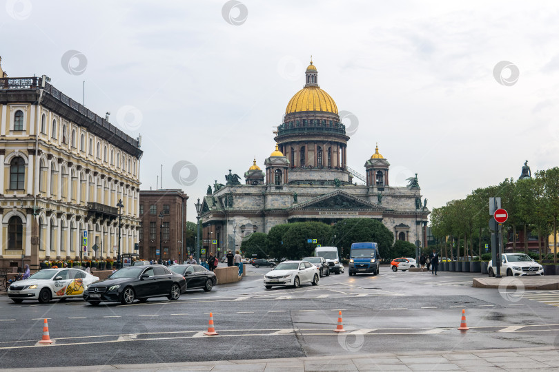 Скачать вид на Санкт-Петербург. Исаакиевский собор в Санкт-Петербурге с улицы фотосток Ozero