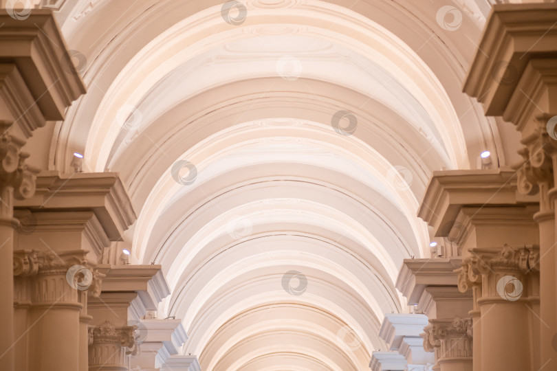Скачать фон: интерьер в стиле барокко, сводчатый потолок классической анфилады фотосток Ozero