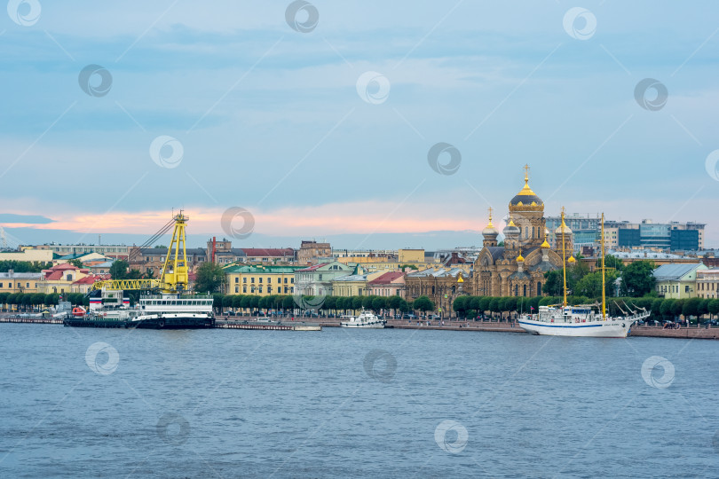 Скачать городской пейзаж исторического центра Санкт-Петербурга, вид на набережную Лейтенанта Шмидта с Благовещенского моста через Неву фотосток Ozero