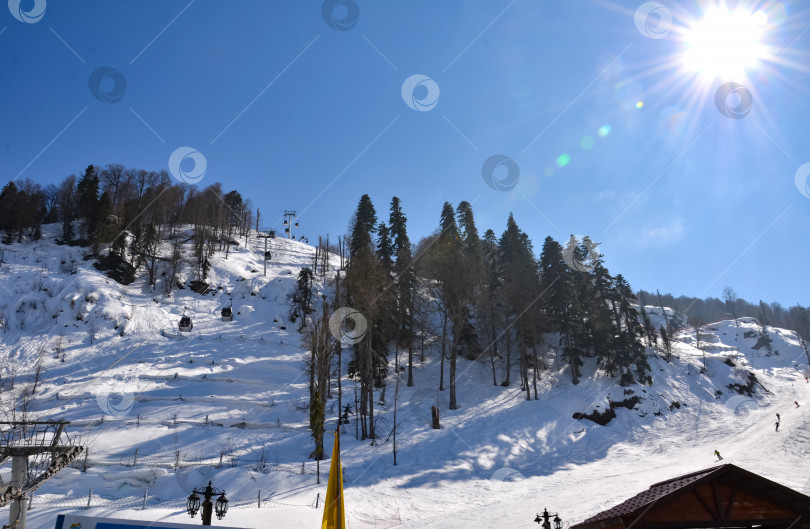 Скачать Заснеженный зимний пейзаж горнолыжного курорта, панорамный вид фотосток Ozero