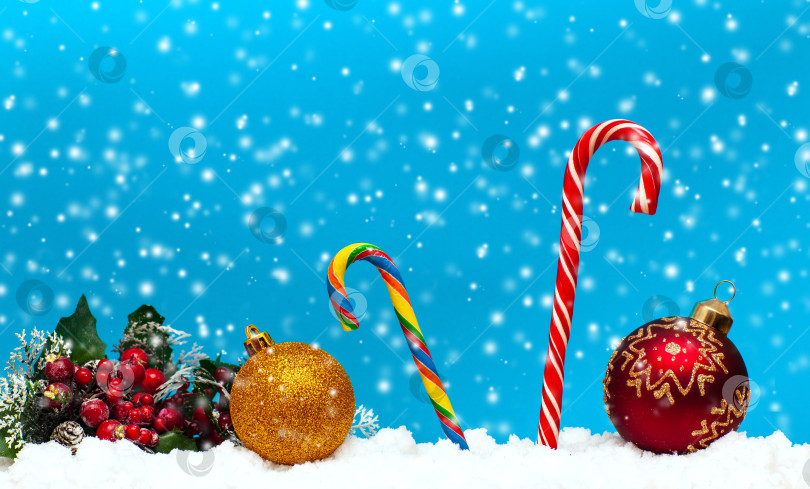 Скачать Карамельные конфеты и рождественские шары фотосток Ozero