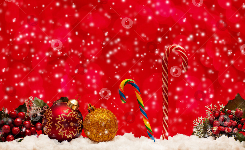 Скачать Карамельные конфеты и рождественские шары фотосток Ozero