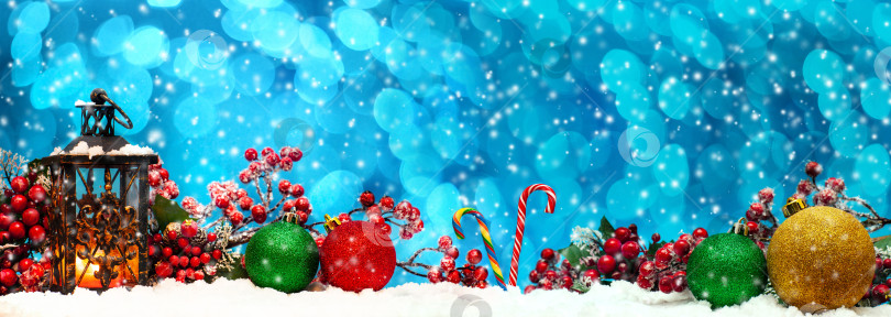 Скачать Фонарь со свечами и рождественские шары фотосток Ozero