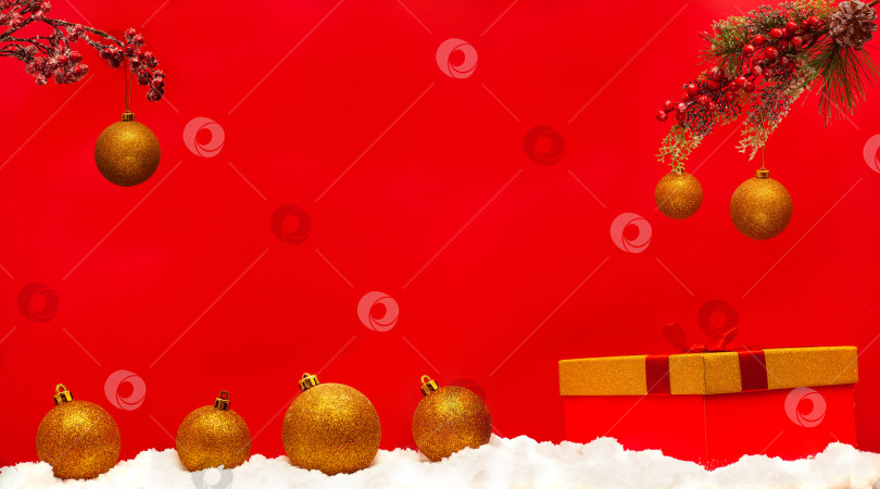 Скачать Подарки и рождественские шары фотосток Ozero
