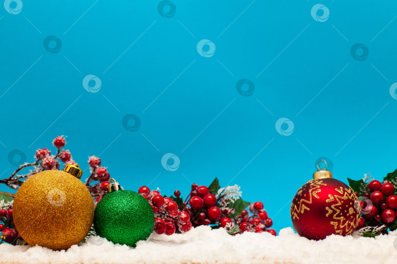 Скачать Рождественские шары в снегу фотосток Ozero