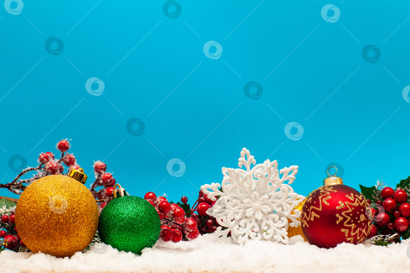Скачать Рождественские шары в снегу фотосток Ozero