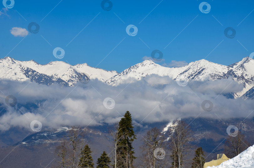 Скачать Заснеженный зимний пейзаж горнолыжного курорта, панорамный вид фотосток Ozero