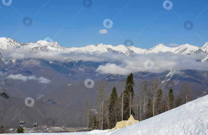 Скачать Заснеженный зимний пейзаж горнолыжного курорта, панорамный вид фотосток Ozero