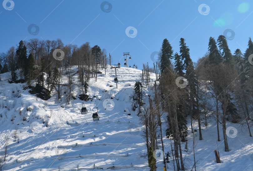 Скачать Заснеженный зимний пейзаж горнолыжного курорта, панорамный вид фотосток Ozero