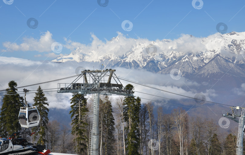 Скачать Заснеженный зимний пейзаж горнолыжного курорта, панорамный вид фотосток Ozero