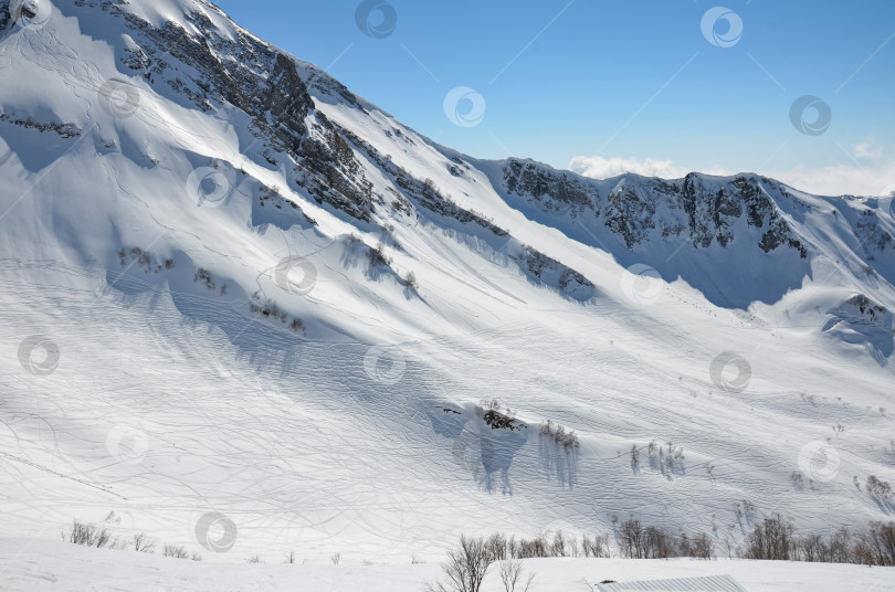 Скачать Заснеженный зимний пейзаж горнолыжного курорта, панорамный вид фотосток Ozero