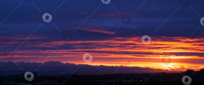 Скачать Восход солнца с прекрасными облаками фотосток Ozero