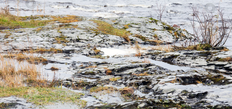 Скачать Камни в воде фотосток Ozero