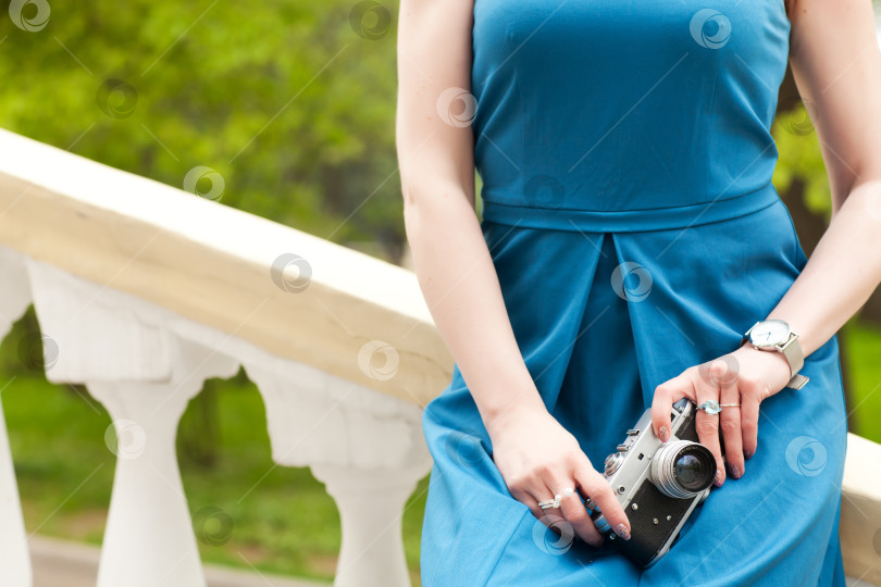 Скачать Женщина и ретро-камера фотосток Ozero