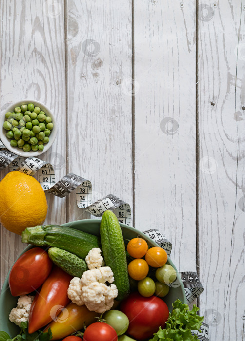 Скачать Большая тарелка с разнообразными свежими фермерскими овощами. Осенний урожай и концепция здоровой органической пищи фотосток Ozero