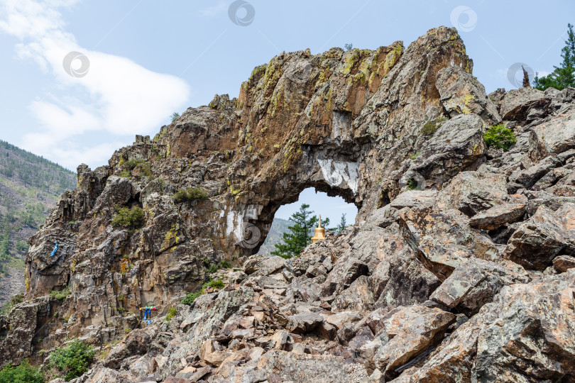 Скачать Храм Ворота - природная арка в скале, как считают ламы, образует канал, связывающий наш мир с Шамбалой. фотосток Ozero