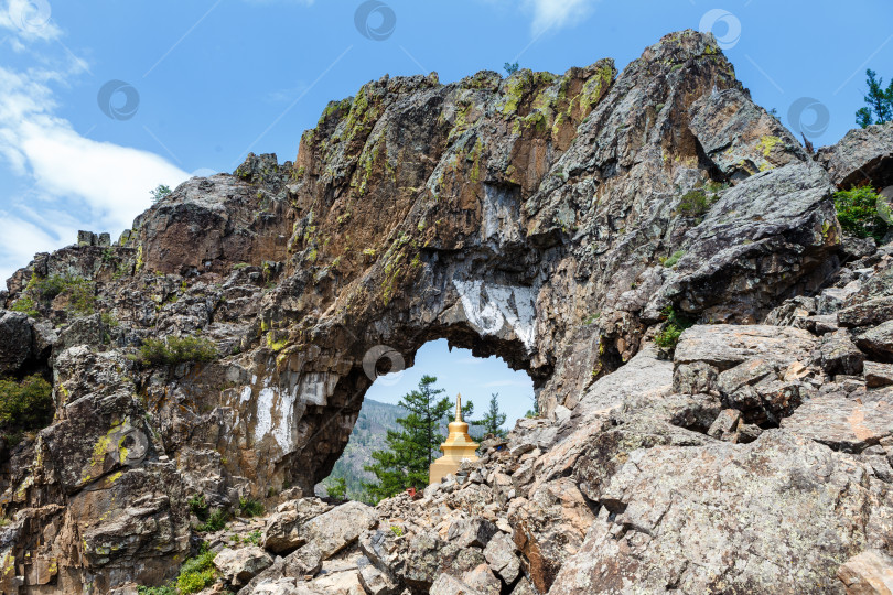 Скачать Храм Ворота - природная арка в скале, как считают ламы, образует канал, связывающий наш мир с Шамбалой. фотосток Ozero