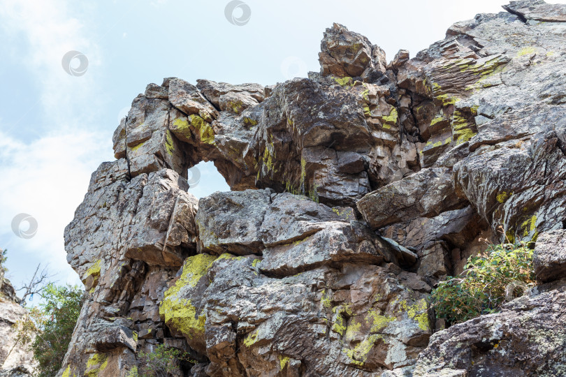Скачать Алханай – это живописный горный массив, величественно возвышающийся над просторами степных и лесостепных ландшафтов. фотосток Ozero