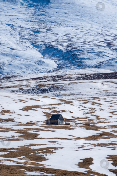 Скачать Заснеженные горы во время заката, вид сверху. Уединенная горная хижина на берегу замерзшего озера. Расположение в Алтайском крае. фотосток Ozero