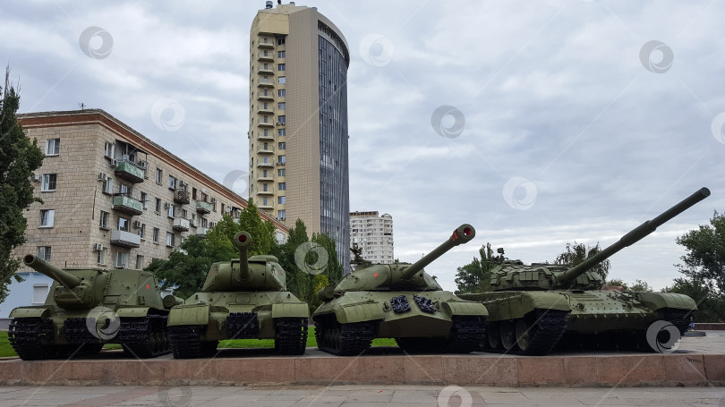 Скачать Советские танки на фоне жилых домов в Волгограде, Россия фотосток Ozero