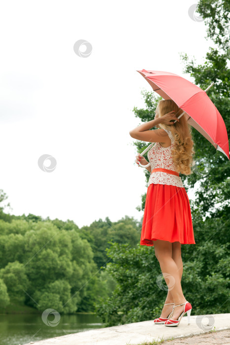 Скачать женщина с зонтиком фотосток Ozero
