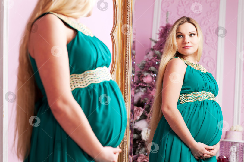 Скачать Красивая беременная женщина фотосток Ozero