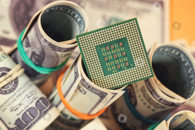 Скачать Концепция: бумажные деньги превращаются в электронные фотосток Ozero