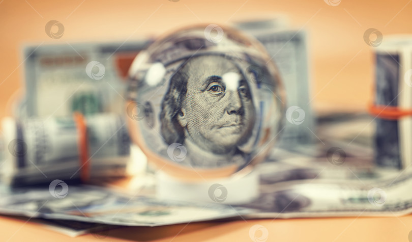 Скачать Вид на стодолларовую банкноту через хрустальный шар. фотосток Ozero