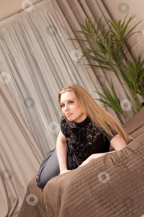 Скачать Женщина, лежащая на диване фотосток Ozero