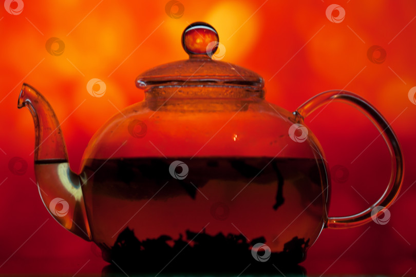 Скачать Чайник на ярком фоне фотосток Ozero