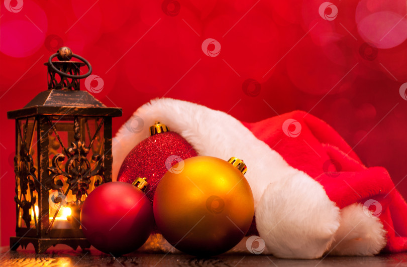 Скачать Шляпа Санты и рождественские шары фотосток Ozero