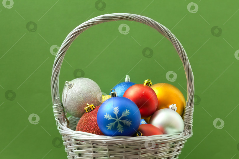 Скачать Рождественские шары в корзине фотосток Ozero