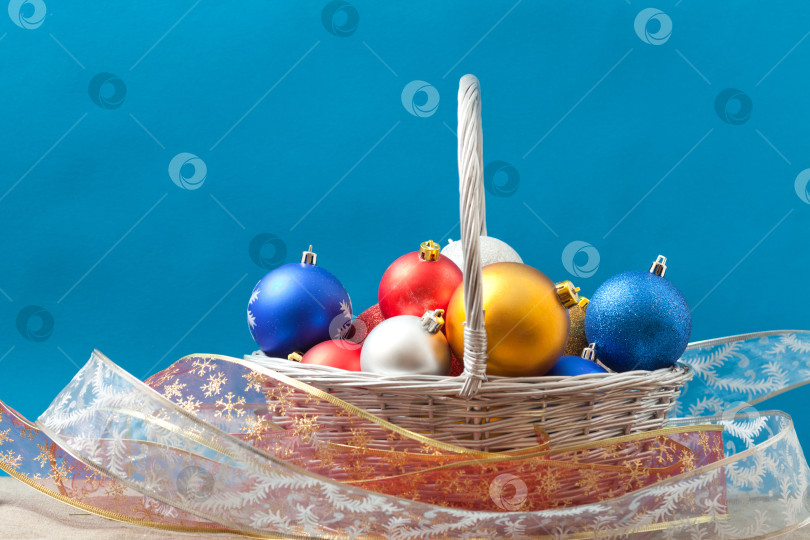 Скачать Рождественские шары в корзине фотосток Ozero