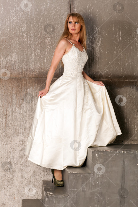 Скачать Женщина в белом платье фотосток Ozero
